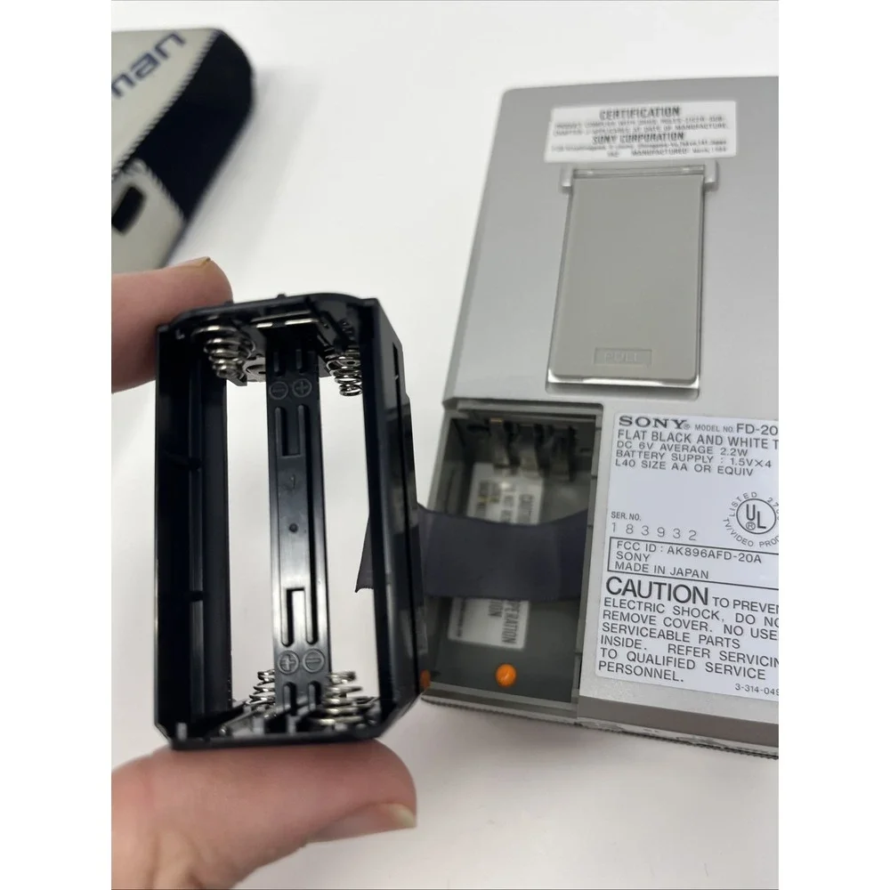 SONY WATCHMAN FD-20A Mini Portable Black White TV AM/FM VHF UHF New York Yankees